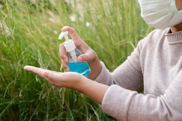 Jonge Vrouwen Hand Houden Een Hand Ontsmettingsmiddel Virusinfectie Voorkomen Covid — Stockfoto