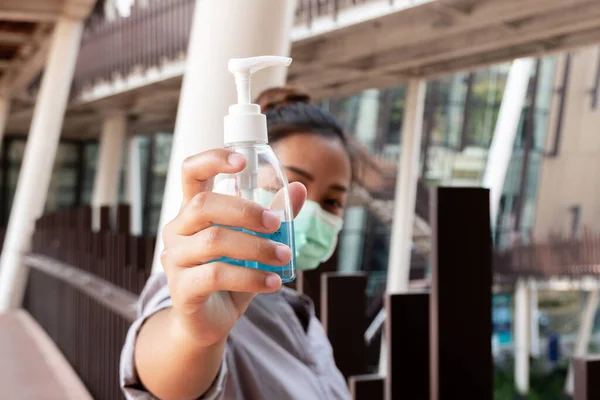 Jonge Vrouwen Hand Houden Een Hand Ontsmettingsmiddel Virusinfectie Voorkomen Covid — Stockfoto