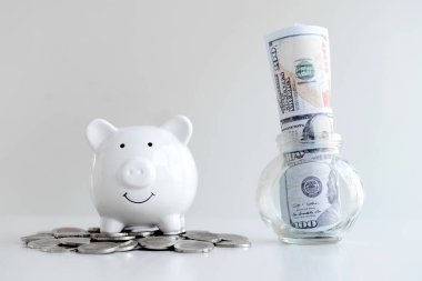 Piggy banknotları ve banknotlar masanın üzerinde tasarruf para başarı ve emeklilik için tasarruf iş büyüyen bir adım.