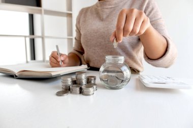 Kadınlar domuz kumbarasına, cam şişeye para koyuyorlar, bozuk paralarla tasarruf ediyorlar, başarılı olmak ve emeklilik için para biriktirmek için büyüyen bir işe giriyorlar..