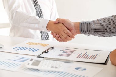 Sonuçları tartışan iki iş lideri, büyük başarı için yeni bir strateji geliştirmeyi planlıyor..