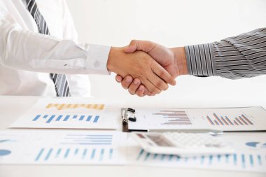 Sonuçları tartışan iki iş lideri, büyük başarı için yeni bir strateji geliştirmeyi planlıyor..