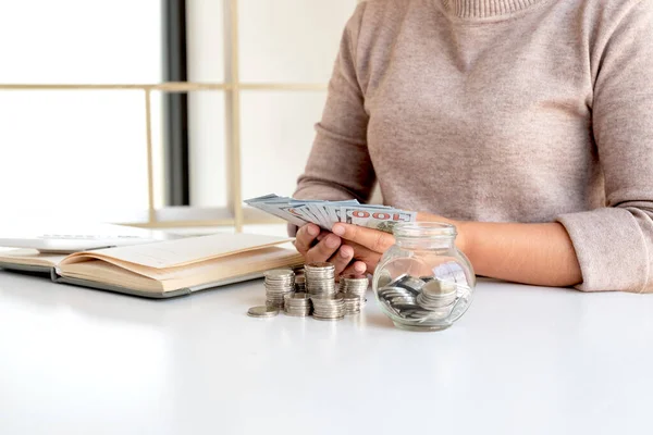 Las Mujeres Están Contando Billetes Banco Dólares Mesa Con Monedas —  Fotos de Stock