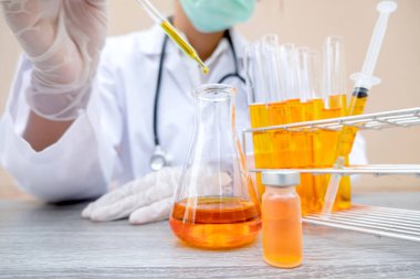 Profesyonel doktorlar aşı önleme ve viral enfeksiyonlara karşı tedavi için COVID-19 'un örneklerini test edip analiz ediyorlar. Tıbbi ve sağlık hizmetleri kavramları.