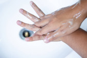 Szappannal mossák a kezüket, szappannal tisztítják meg a kezüket a kádban, személyes higiéniával..