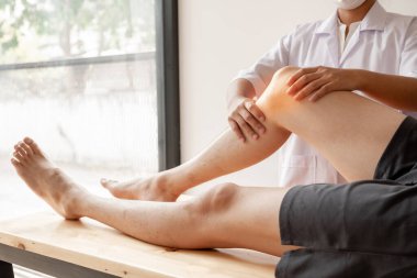 Erkek hastalar muayene ve tedavi için diz ağrısı olan fizyoterapistlere danıştılar. Rehabilitasyon fizyoterapi konsepti.