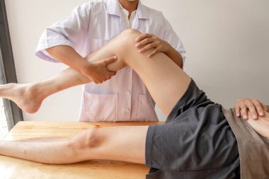 Erkek hastalar muayene ve tedavi için diz ağrısı olan fizyoterapistlere danıştılar. Rehabilitasyon fizyoterapi konsepti.
