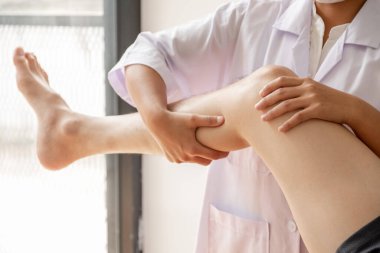 Erkek hastalar muayene ve tedavi için diz ağrısı olan fizyoterapistlere danıştılar. Rehabilitasyon fizyoterapi konsepti.