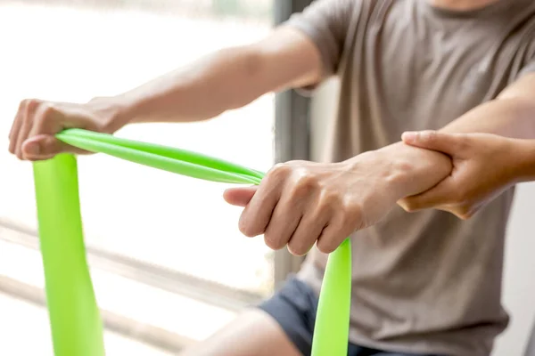 Fisioterapisti Femminili Stanno Aiutando Pazienti Sesso Maschile Con Lesioni Alle — Foto Stock