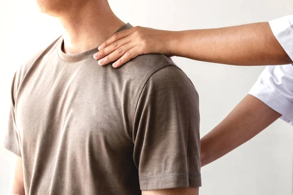 Female Physiotherapists Provide Physical Assistance Male Patients Shoulder Injuries Massage — Stock Photo, Image