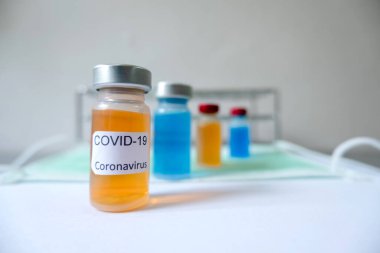 Profesyonel doktorlar aşı önleme ve viral enfeksiyonlara karşı tedavi için COVID-19 'un örneklerini test edip analiz ediyorlar. Tıbbi ve sağlık hizmetleri kavramları.