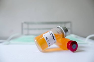 Profesyonel doktorlar aşı önleme ve viral enfeksiyonlara karşı tedavi için COVID-19 'un örneklerini test edip analiz ediyorlar. Tıbbi ve sağlık hizmetleri kavramları.