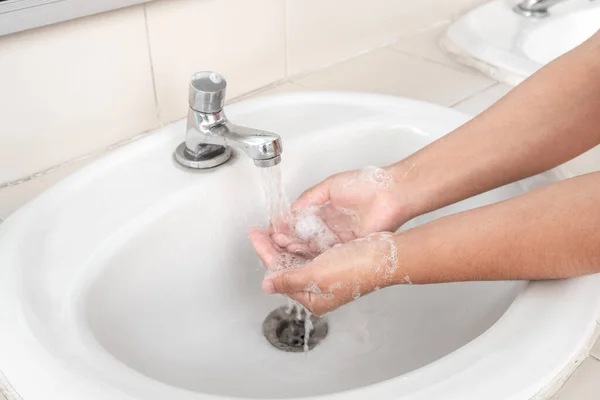 Руки Жінки Миють Руки Милом Очищаючи Руки Ванні Милом Особистою — стокове фото