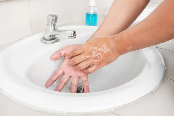 男性の手は石鹸で浴槽の石鹸きれいな手で手を洗う 個人的な衛生状態 — ストック写真