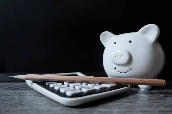 Banco Piggy Com Lápis Distintivo Uma Calculadora Mostrando Economia Disciplina — Fotografia de Stock