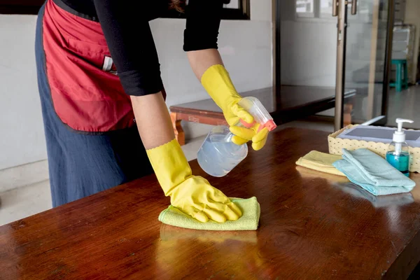 Donas Casa Felizes Luvas Borracha Limpam Poeira Com Spray Enquanto — Fotografia de Stock