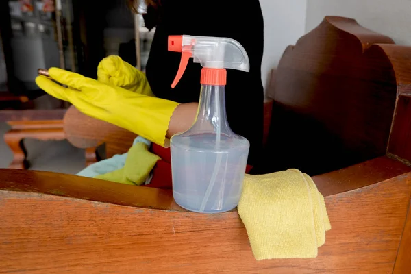Casalinghe Felici Guanti Gomma Con Attrezzature Pulire Polvere Detergenti Aerosol — Foto Stock