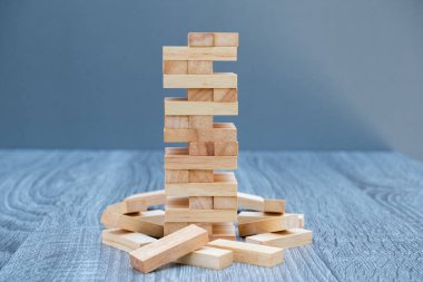 İş hayatında büyüyen tahta oyununun görüntüsü. Yönetim ve strateji planı riski.