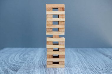 İş hayatında büyüyen tahta oyununun görüntüsü. Yönetim ve strateji planı riski.