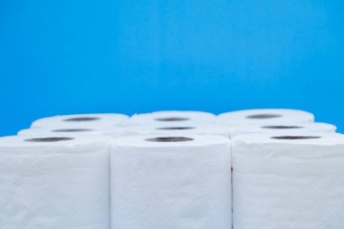 Kişisel temizlik kağıtlarını temizlemek için tuvalet kağıdı rulosu..