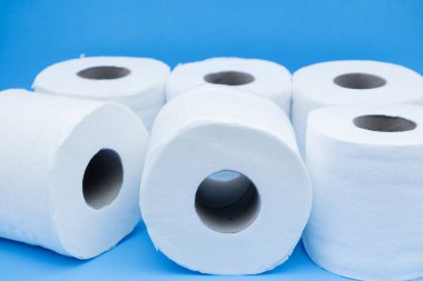 Kişisel temizlik kağıtlarını temizlemek için tuvalet kağıdı rulosu..