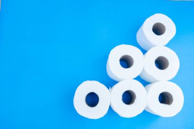 Kişisel temizlik kağıtlarını temizlemek için tuvalet kağıdı rulosu..