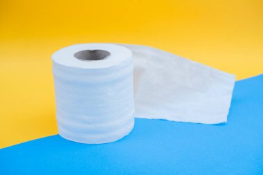 Kişisel temizlik kağıtlarını temizlemek için tuvalet kağıdı rulosu..