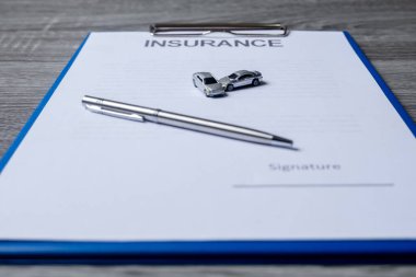 Sigorta belgelerinde araba ve kalem var. Araba sigortası kavramı.