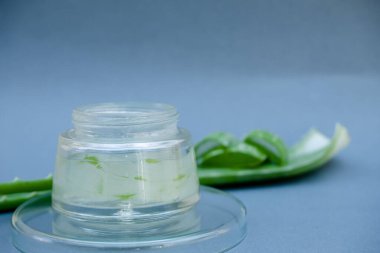 Aloe vera Jel her iki madde izleri tedavi ve sağlık içecekleri veya cilt için iyi kozmetik üretmek için kullanılan vardır.