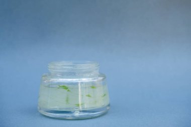 Aloe vera Jel her iki madde izleri tedavi ve sağlık içecekleri veya cilt için iyi kozmetik üretmek için kullanılan vardır.