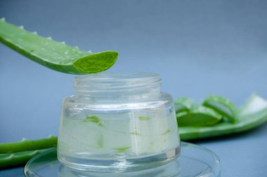 Aloe vera Jel her iki madde izleri tedavi ve sağlık içecekleri veya cilt için iyi kozmetik üretmek için kullanılan vardır.