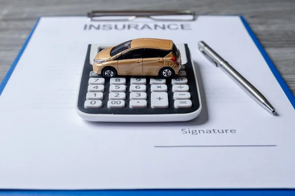 Auto Mit Taschenrechner Und Stift Auf Versicherungsunterlagen Kfz Versicherungskonzept — Stockfoto