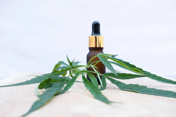 Glazen Fles Met Extractie Cbd Olie Formule Hennepblad Een Houten — Stockfoto