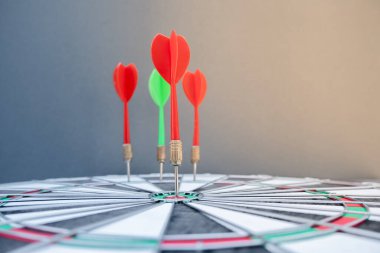 Dart tahtasının ortasındaki ok başarılı bir iş hedefi kavramını gözler önüne seriyor.