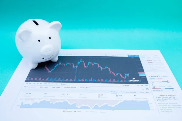 Witte Kleur Piggy Bank Share Document Analyseren Van Plannen Met — Stockfoto