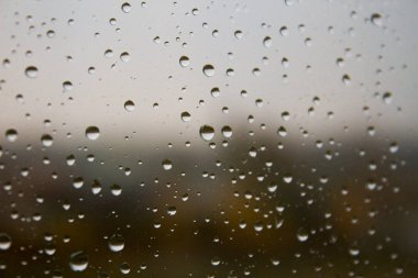 Pencerede yağmur damlaları görünüyor