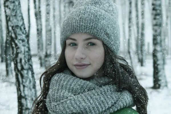 Kar Karlı Bir Arka Planda Bir Kızın Kış Fotoğraf Çekimi — Stok fotoğraf