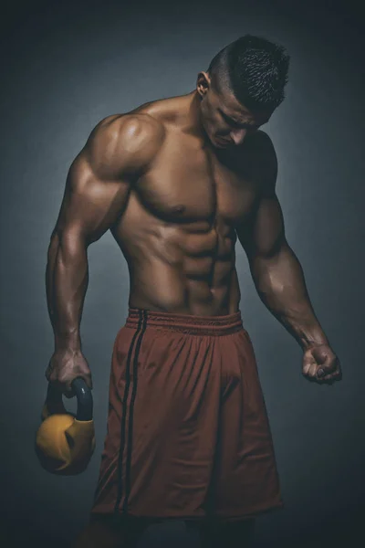 Красивые атлетические мускулистые мужчины, упражняющиеся с весами — стоковое фото