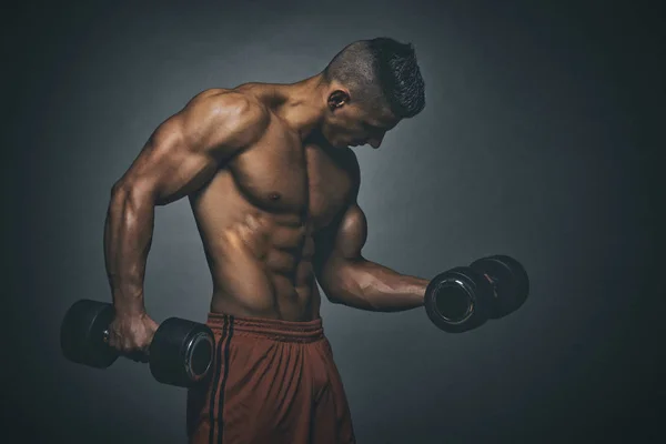 Yakışıklı Atletik Kas Adamları Ağırlıkla Egzersiz Yapıyor — Stok fotoğraf