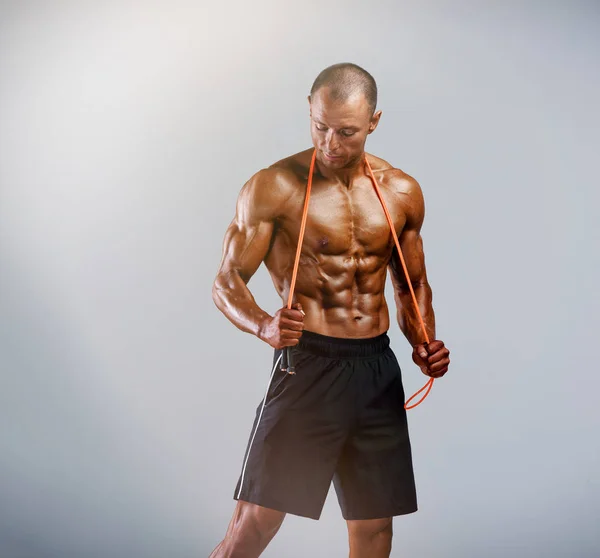 Fitness Mannen Flexende Spieren en Poseren met Sprong Touw — Stockfoto