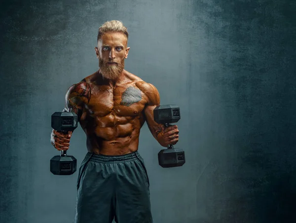 Gut aussehende muskulöse Männer trainieren mit Gewichten. starker Bodybuilder beim Heben von Gewichten — Stockfoto