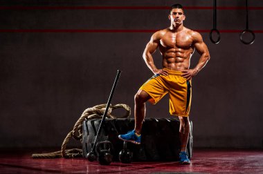Çapraz Antrenman Sporcusu Spor Salonunda Spor Malzemeleri Bekliyor