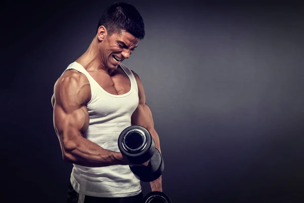 Kaslı Yakışıklı Erkekler Ağırlık Kaldırıyor. Vücut geliştirici Dumbbell Bicep Curls 'ü sahneliyor — Stok fotoğraf