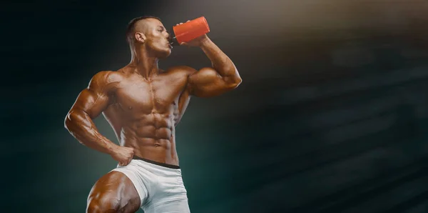 Suplemento nutricional. Los hombres musculares beben proteínas, bebidas energéticas después del entrenamiento. Copiar espacio —  Fotos de Stock