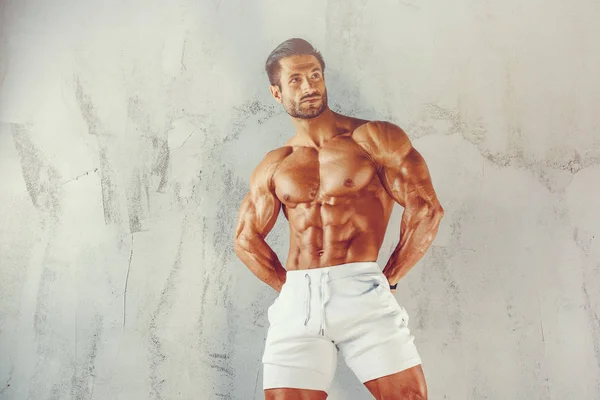 Hombres musculares guapos posando y flexionando músculos — Foto de Stock