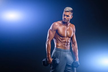 Ağırlık kaldıran kaslı adamlar. Performans Gösteren Aptal Biceps Bukleleri