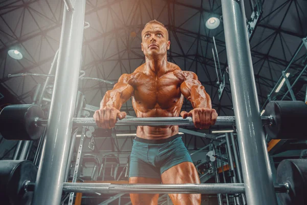 Silni, muskularni, przystojni mężczyźni napinający mięśnie w siłowni. Kulturysta Flexing Muscles w siłowni. Przestrzeń kopiowania — Zdjęcie stockowe