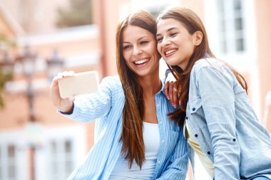 Telefonla Selfie Yapan Kadın Arkadaşlar