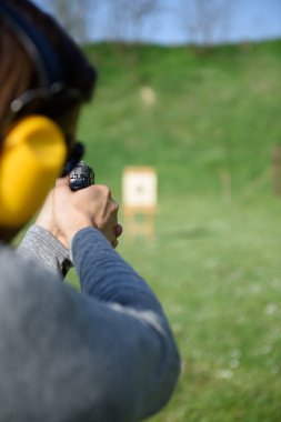Atış poligonunda silahla vurulan adam