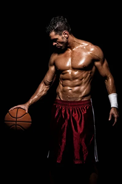 Hombres atléticos guapos sosteniendo un baloncesto —  Fotos de Stock